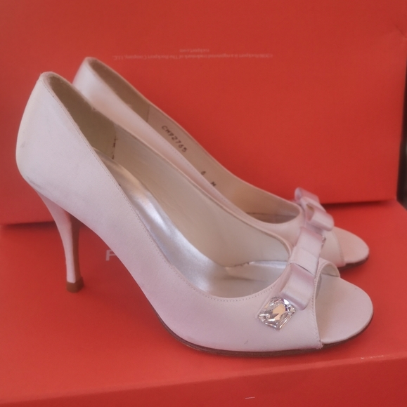 Classy pair of Stuart Weitzman pumps - Picture 5 of 14